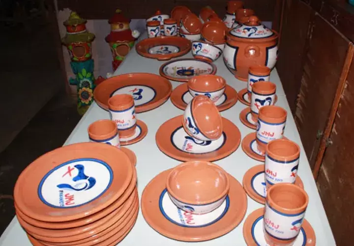 La vajilla fue solicitada al artesano arenero Roberto Reynaldo Ruíz, por el Arzobispo de Panamá, José Domingo Ulloa, para ser utilizada en un almuerzo con autoridades eclesiásticas. Foto/Thays Domínguez