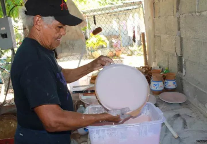 En la confección de la vajilla participan varios artesanos del lugar, desde el que la moldea, pinta y luego lleva al horno, ya que es un proceso que debe ser cuidadoso. Foto/Thays Dompinguez