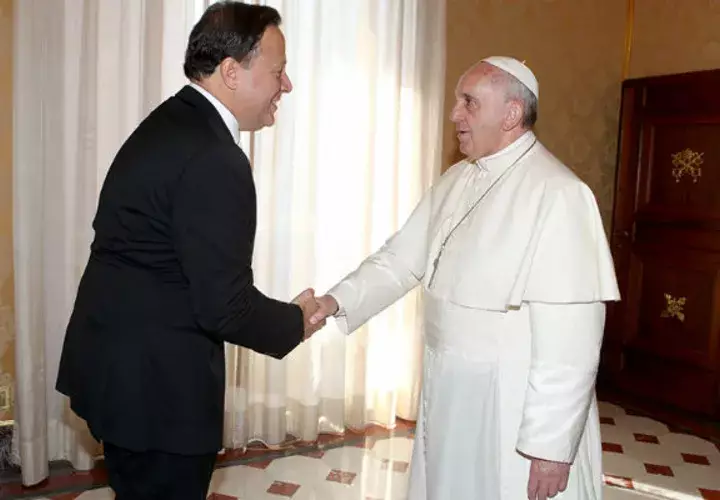Juan Carlos Varela junto al papa Francisco. 