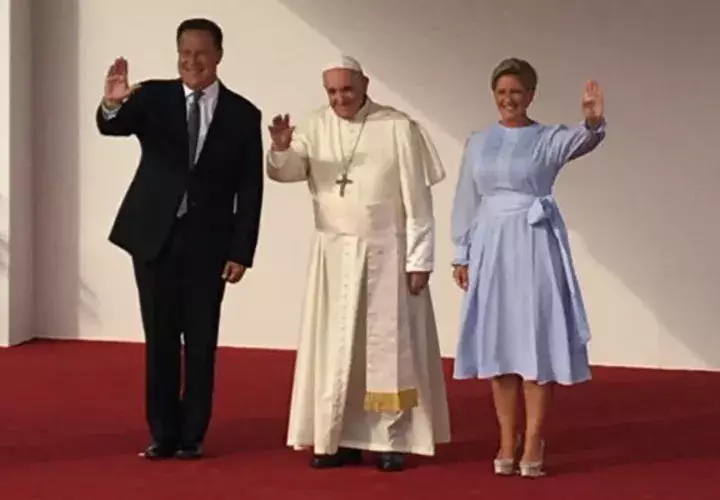 Papa Francisco rompe protocolo, carga un bebé y le da la bendición a su llegada a Panamá. Foto: JMJ
