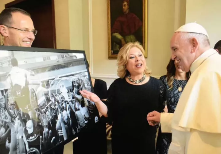 La foto viral de Lucas llega en forma de un cuadro a las manos del papa Francisco. Foto: Cancillería.