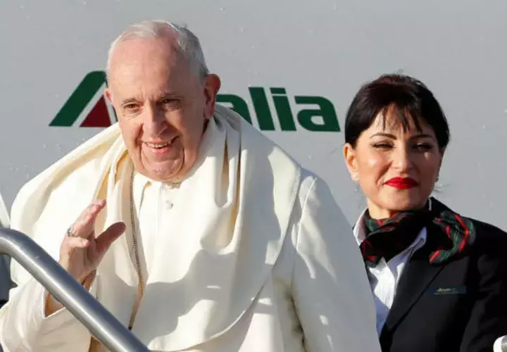El papa Francisco viaja en un vuelo de Alitalia.