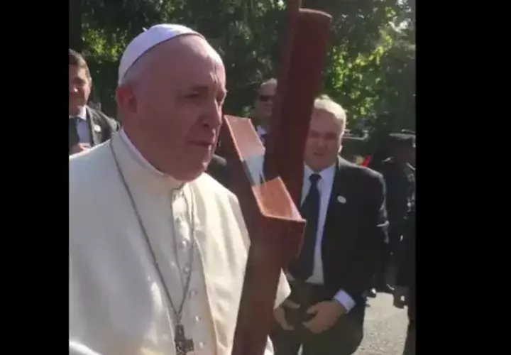 Papa canta cumpleaños a humilde panameña. Foto/Cortesía