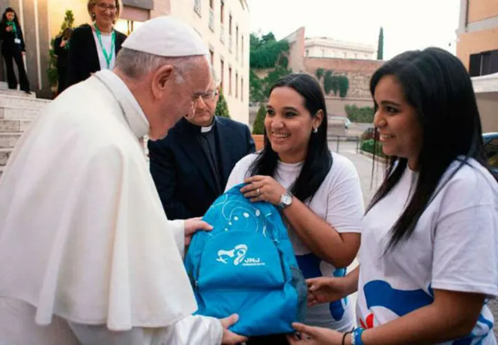 El papa Francisco ya tiene mochila del peregrino. Foto: @aciprensa