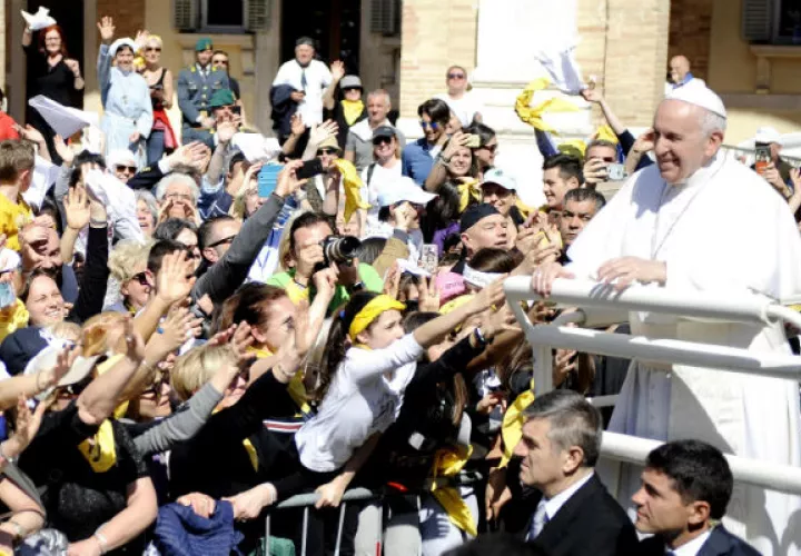 El papa Francisco no dejó besar su anillo retirando incluso bruscamente la mano a los fieles el pasado 25 de marzo durante su viaje a Loreto (Italia) "por higiene".