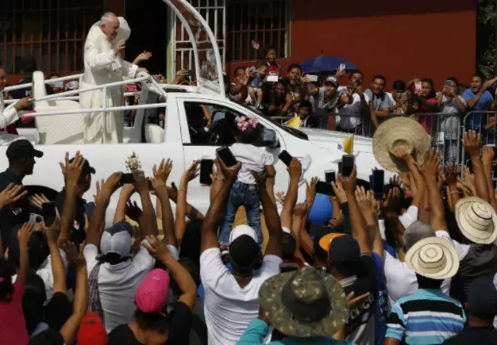 El papa Francisco saluda a los feligreses. Foto/ AP