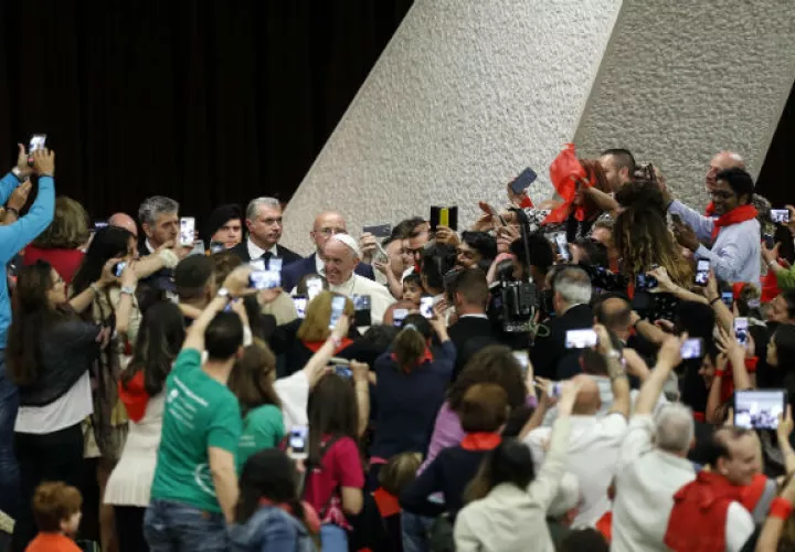 Los niños pudieron preguntar a Francisco cómo era Jorge Bergoglio cuando iba al colegio.