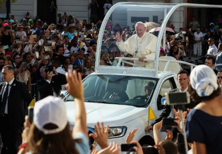 El papa Francisco consagró el altar de la Basílica Santa María La Antigua.Foto: AP