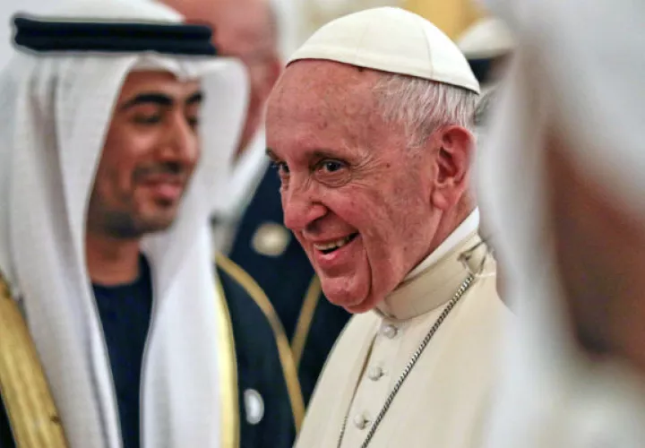 En el aeropuerto le esperaba el gran imán de Al Azhar, Ahmed al Tayeb, líder de la principal institución del islam suní en Oriente Medio, con quien abandonó el aeropuerto en una furgoneta en la que se les podía ver charlando.