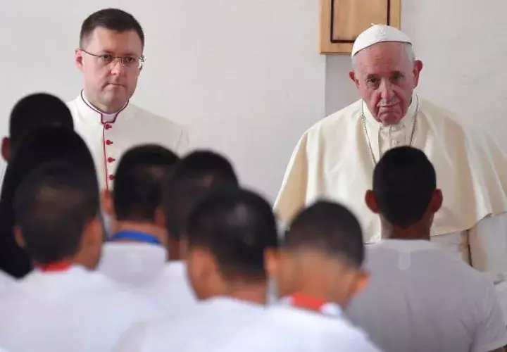 En su encuentro con los jóvenes privados de libertad, ellos aceptaron que estaban carentes de una guía espiritual. Foto: EFE