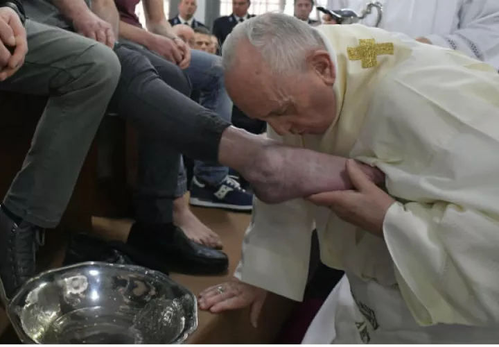 Para terminar la ceremonia Francisco, que en los últimos días ha recibido una carta de los presos, saludó a los presentes en la misa, recibió algunos regalos y salió entre aplausos del centro.