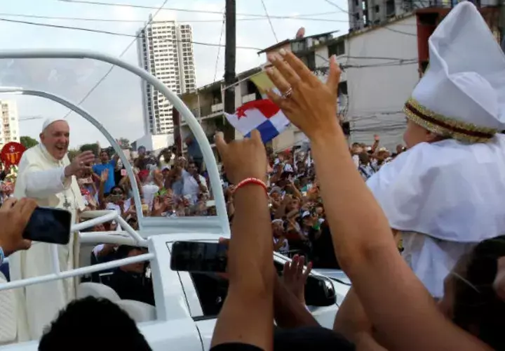 El papa Francisco saludó a miles de personas en las calles de Panamá. 
