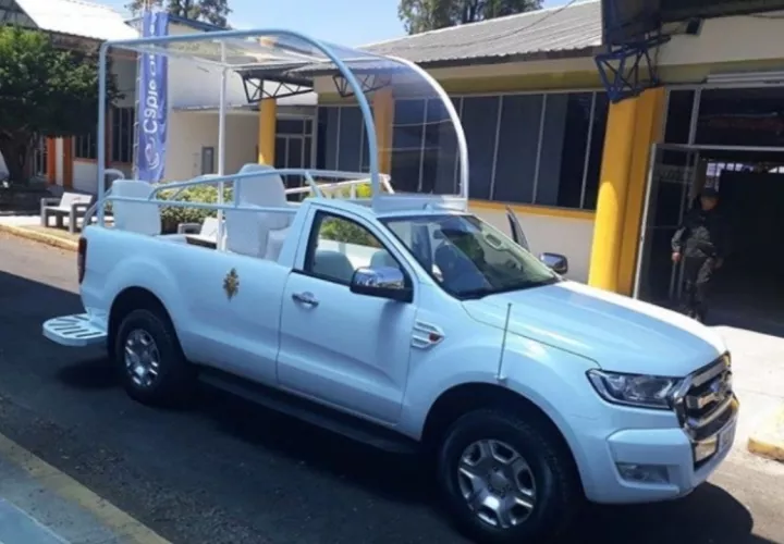 El papamóvil es un Ford Ranger turbo diesel con motor de 5 cilindros  que desarrolla 197 caballos de fuerza. Foto: Mayra Madrid. 