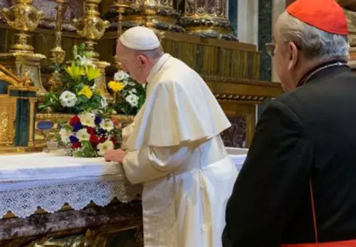 En el altar fue adornado, en esta ocasión, con flores del tricolor nacional de Panamá, lo que es tradición cada vez que el pontífice emprende un viaje.