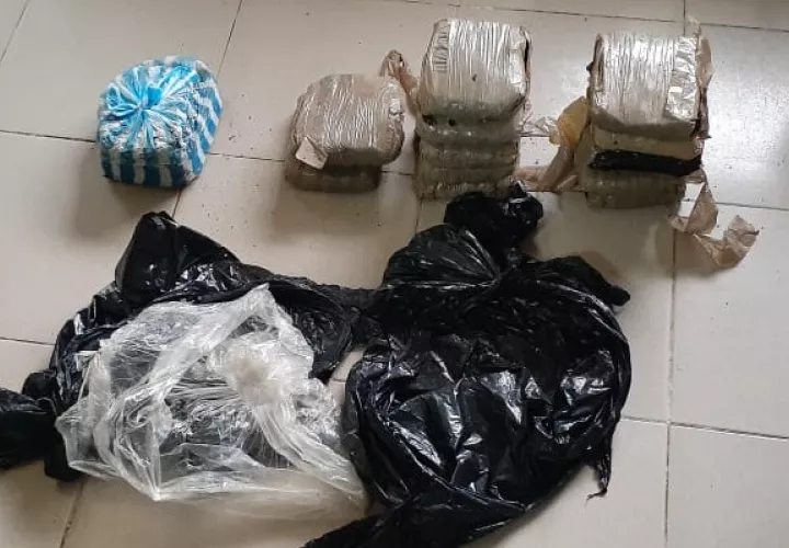 Un total de 14 paquetes de supuesta sustancia ilícita fueron incautados en un vehículo en el que se transportaban los detenidos. Foto: Cortesía