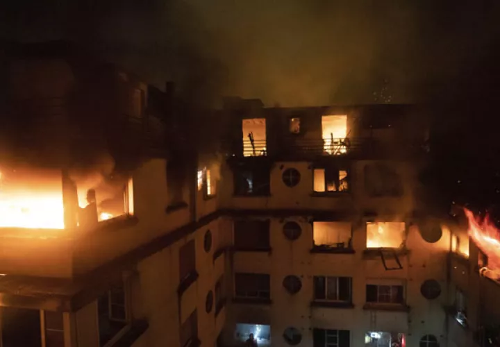 Un incendio arrasa los pisos superiores de un edificio de apartamentos en París, Francia. FOTO/AP