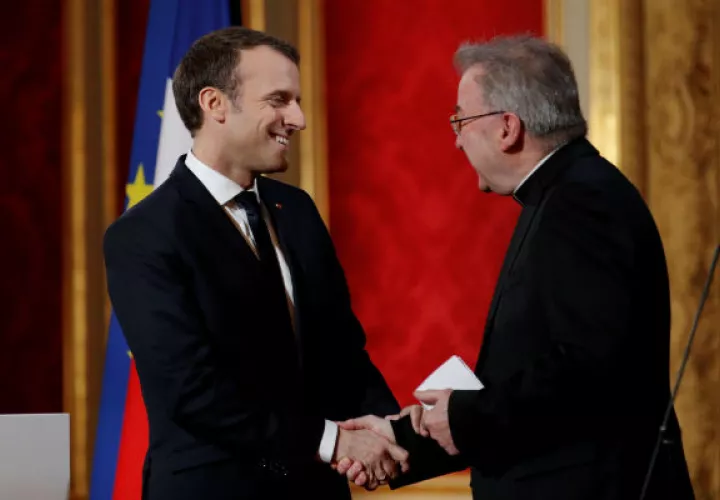 Según el vespertino "Le Monde", los hechos sucedieron durante la tradicional recepción del año nuevo al cuerpo diplomático ofrecida por la alcaldesa, Anne Hidalgo.
