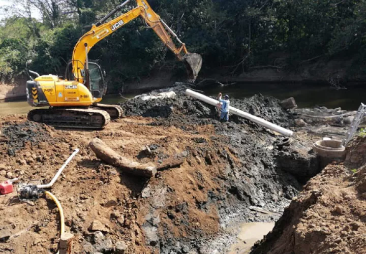 se adelantó un plan de contingencia para suministrar agua través de carros cisternas para los clientes. Foto/Thays Domínguez