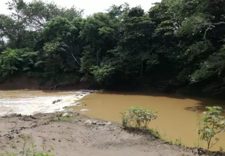 El nivel del río Parita se mantiene alto. Foto: Thays Domínguez. 
