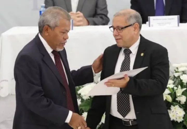 El Tribunal Electoral le entregó las credenciales a diputados principales y suplentes del Parlacen. Foto @tepanama  