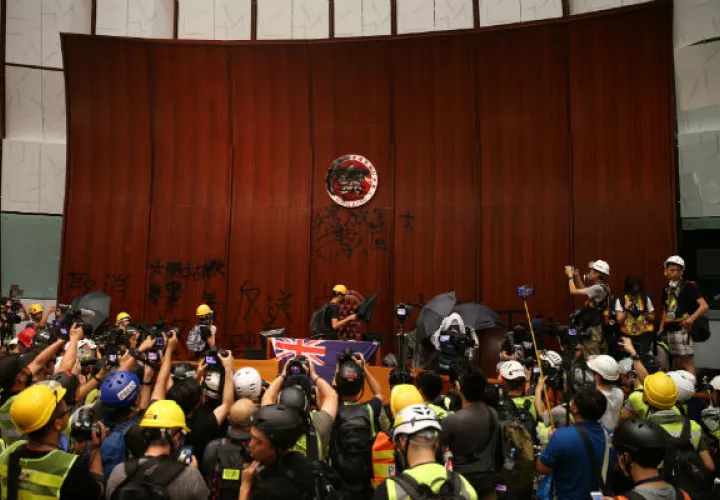 La mayoría de los detenidos, de entre 14 y 36 años, están relacionados con los enfrentamientos registrados el lunes con anterioridad a la entrada al Parlamento.
