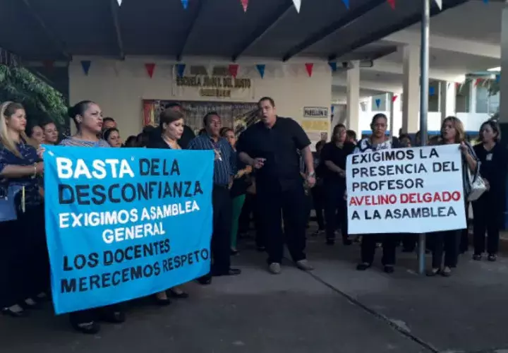  Exigen respeto por parte de los padres de familia. Foto: Thays Domínguez. 