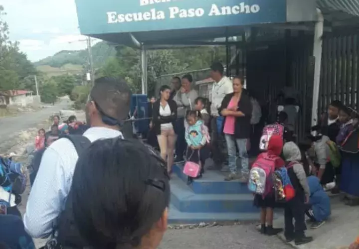 Mantendrán la medida hasta que Meduca nombre los docentes. Foto: José Vásquez. 