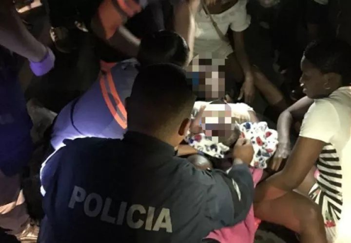 Asisten a la mujer en plena calle.