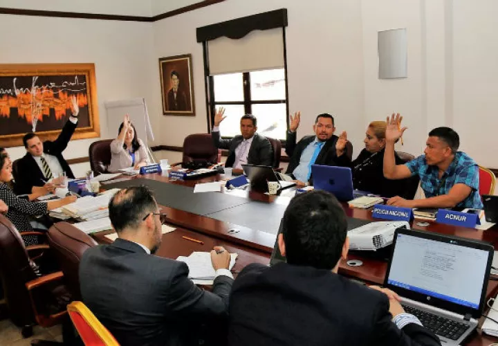 El gobierno saliente de Juan Carlos Varela aprobó otorgar pasaportes a los refugiados en Panamá.