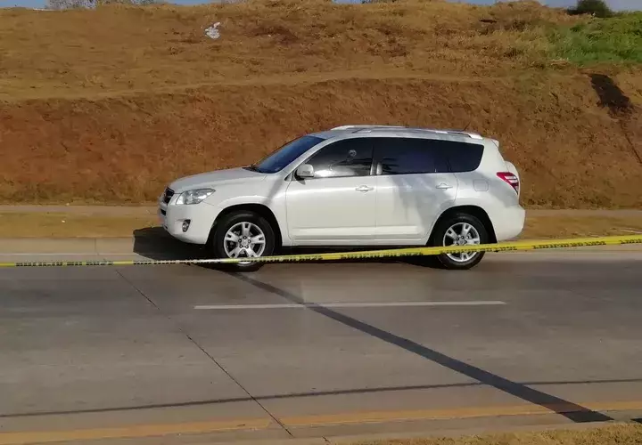 El vidrio del automóvil, en el lado del conductor, mantiene un orifico de bala. Foto: Óscar Sánchez
