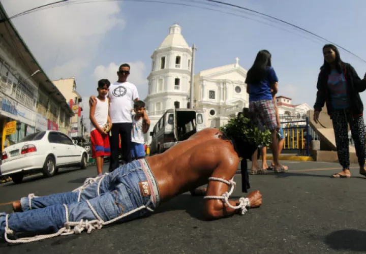  Un penitente se arrastra por el suelo. Foto/ EFE