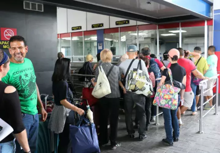 Turistas ticos pasan esta última semana de diciembre entre compras y playas