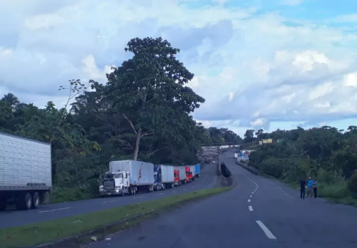 Según conductores, permanecer varias horas varados sin salir de Panamá representa para ellos gastos excesivos. 