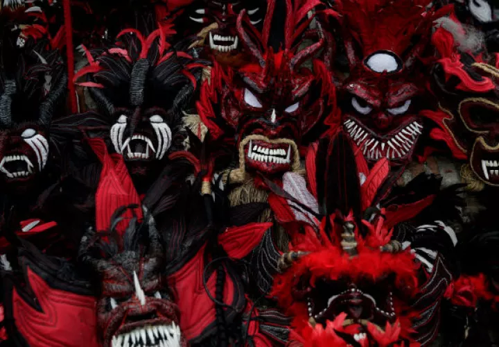 Danzantes participan en la onceava edición del festival de diablos y congos este sábado, en Portobelo (Panamá). Foto/EFE
