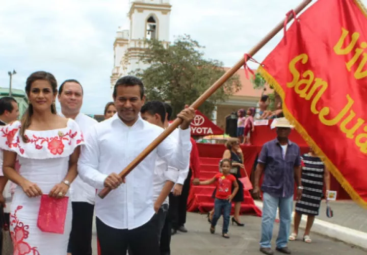  Samy Sandoval y su esposa Iraida fueron los abanderados. Foto: Thays Domínguez. 