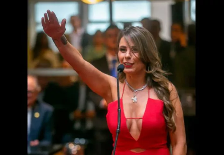 'Paulinha', la provocadora diputada que juró su cargo y alborotó las redes. Redes sociales.