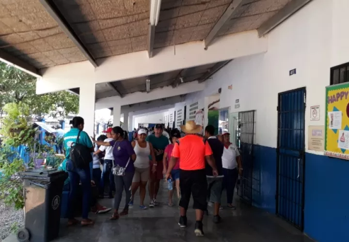 En el área de Pedregal los ciudadanos madrugaron para emitir el voto. Foto/José Vásquez