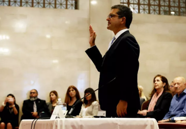 Pedro Pierluisi levanta su mano derecha ante la Cámara Baja de Puerto Rico, este viernes en San Juan. EFE.