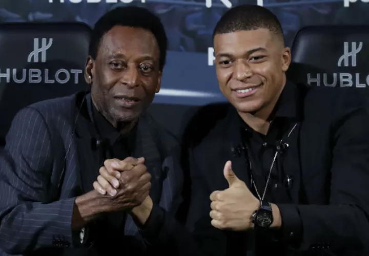  Pelé estuvo con Kylian Mbappé del Paris Saint Germain. Foto:AP