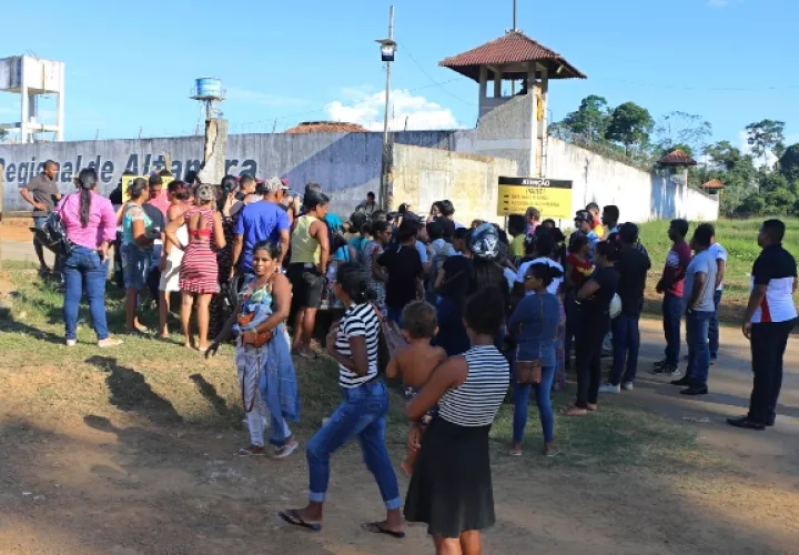 Un grupo de personas se aglomeran cerca del Centro de Recuperación Regional de Altamira, FOTO/EFE