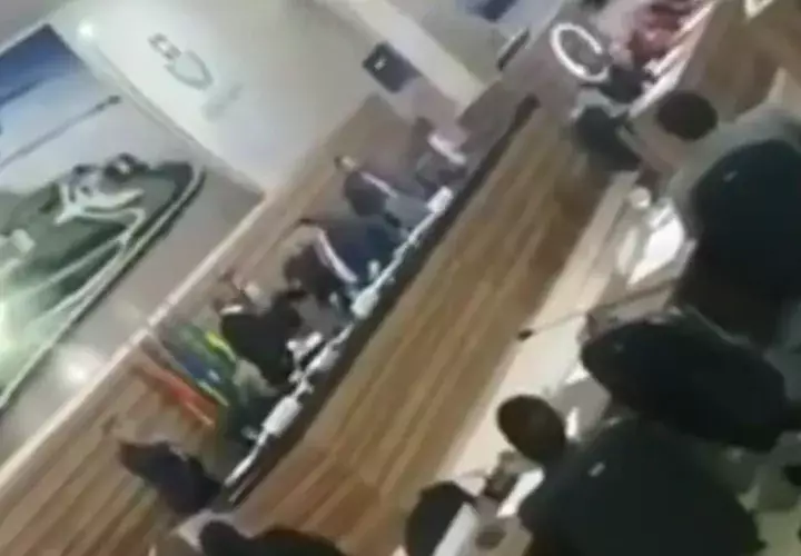 Las imágenes de la pelea, grabadas por un videoaficionado, comenzaron a circular hoy viernes 5 de abril en redes sociales.