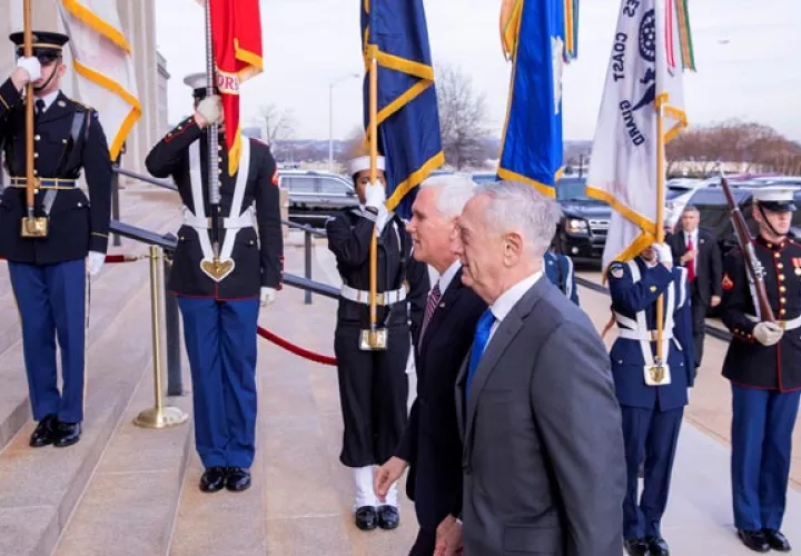 El secretario de Defensa estadounidense, Jim Mattis (d), recibe al vicepresidente estadounidense, Mike Pence, a su llegada al Pentágono, en Arlington, en el estado de Virginia . FOTO/EFE