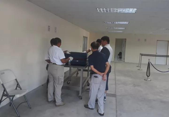 Los funcionarios de aduana llevaron a cabo la revisión correspondiente a los viajeros que dejan el territorio panameño después de la JMJ. Foto/Mayra Madrid