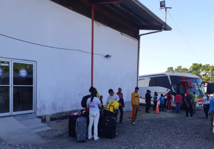 Un gran grupo de peregrinos decidió salir por tierra rumbo a Costa Rica, para luego tomar los vuelos a sus respectivos países. Foto/José Vásquez