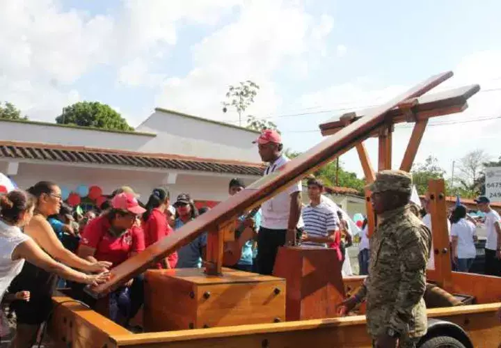 La cruz peregrina ayer en La Chorrera, mientras era trasladada a la iglesia.