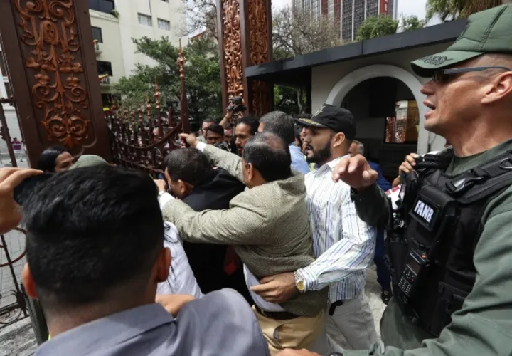 Luego de varias semanas de bloqueo por parte de la Guardia Nacional Bolivariana (GNB), y con la ayuda de varios diputados, miembros de la prensa local e internacional logran entrar al Palacio Legislativo para cubrir la sesión plenaria de la Asamblea Nacional, de mayoría opositora, que debatirá este martes la emergencia humanitaria en Venezuela. FOTO/EFE