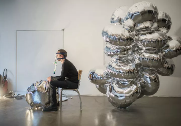 David Rickard crea “Exhaust” en el Edificio Vanderborght en Bruselas, como parte de A Performance Affair. Foto/ Colin Delfosse para The New York Times.