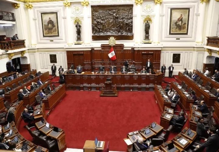 El presidente de Perú, Martin Vizcarra, anunció este lunes la disolución "constitucional" del Congreso peruano y llamó a un proceso electoral para elegir a un nuevo Parlamento con el objetivo de poner fin a la crisis política que lo enfrentaba con la oposición dominada por el fujimorismo. FOTO/EFE
