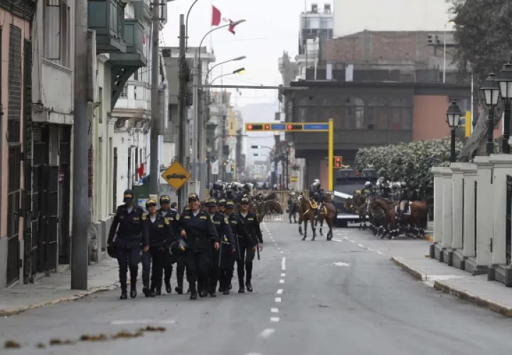 las inmediaciones del Congreso de Perú están fuertemente vigiladas. FOTO/EFE