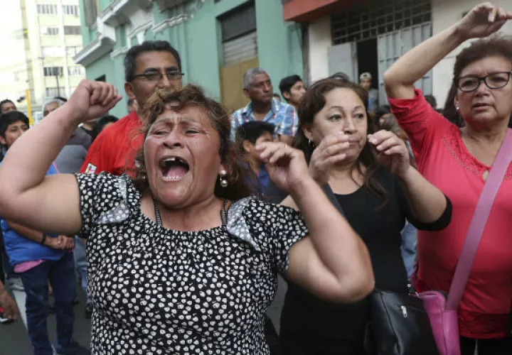 Los partidarios de Keiko Fujimori protestan por su detención frente a una corte en Lima, Perú. AP